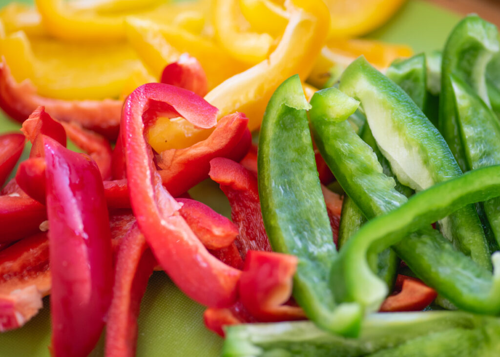 Poivrons rouges et verts coupés en lanières