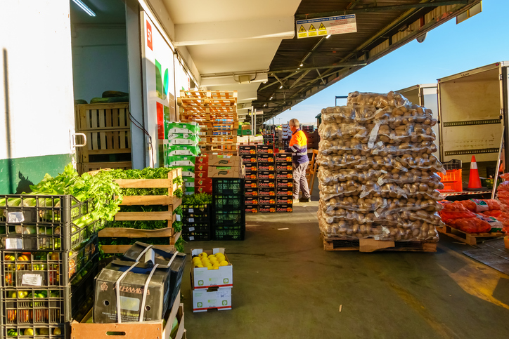 Photo du quai de chargement d'un marché de fruits et de légumes frais